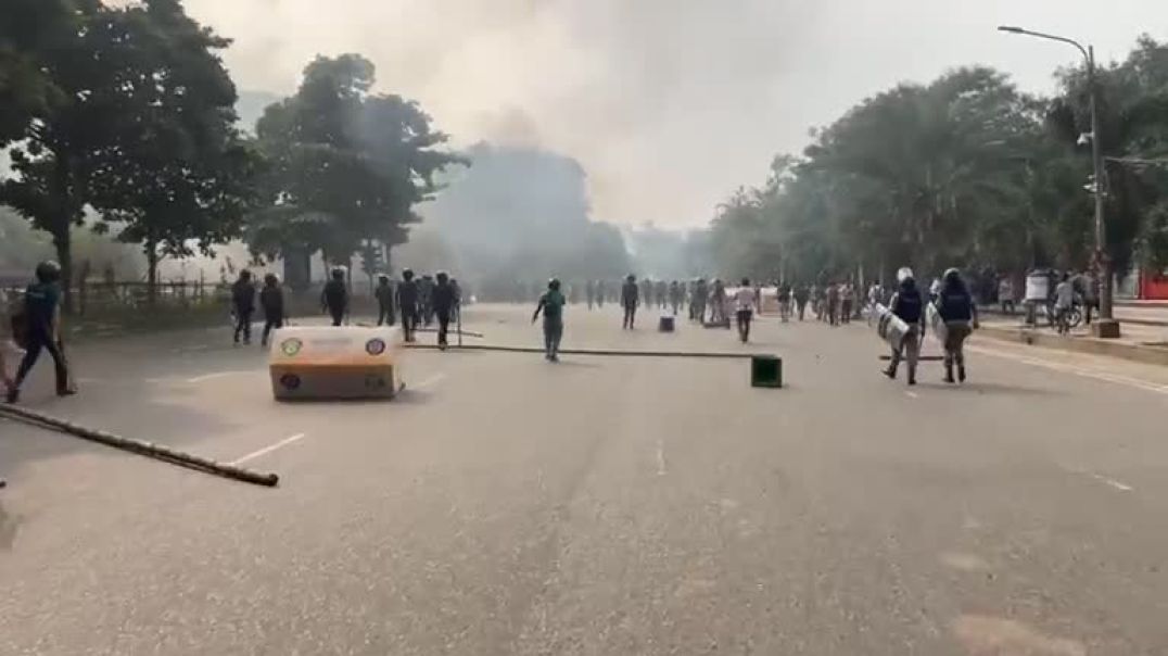 ⁣LIVE জুলাইযোদ্ধা আইনশৃঙ্খলা বাহিনীর মুখোমুখি সংসদ ভবনের সামনে.hd