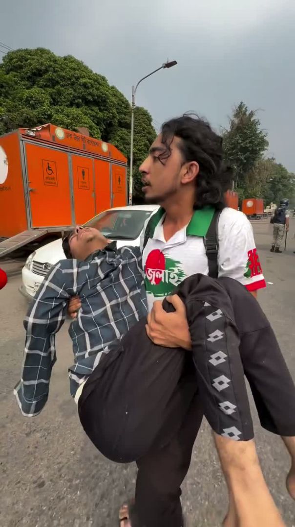 জুলাই যোদ্ধা সেই আতিককে পেটালো পুলিশ সংসদ ভবনের সামনে