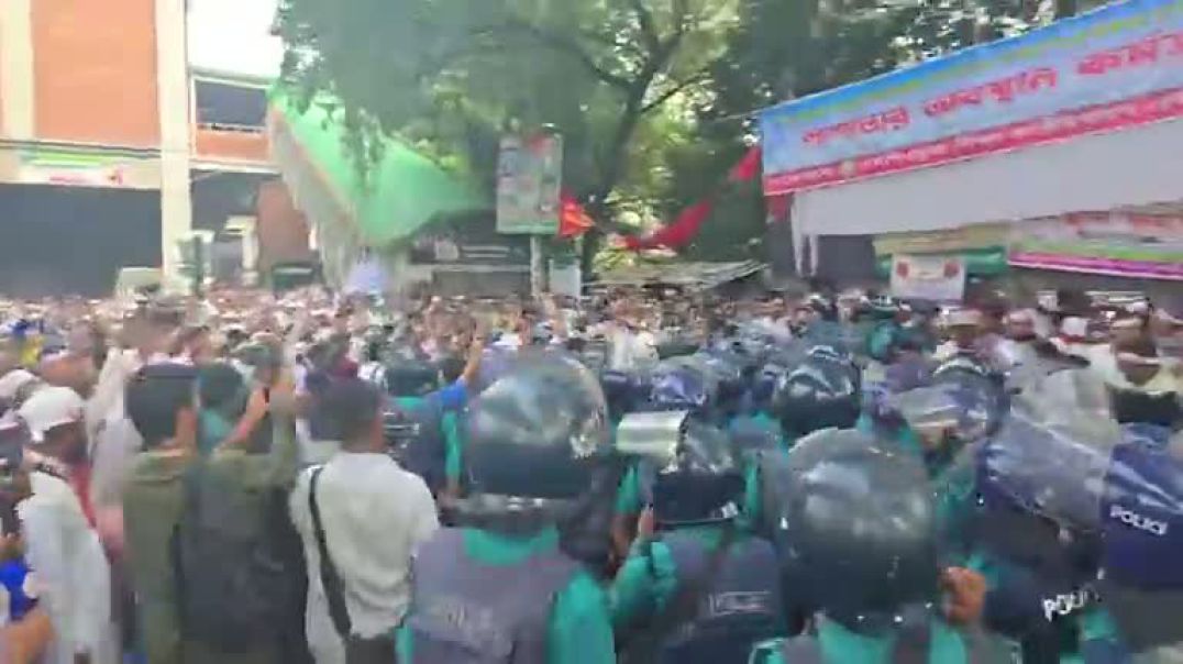 ⁣এমপিও ভুক্ত শিক্ষকদের প্রেসক্লাব থেকে সরিয়ে দিচ্ছে পুলিশ সরাসরি