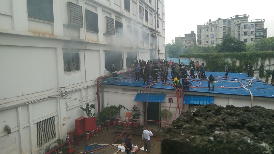 ⁣আশুলিয়া গার্মেন্টস এ অগ্নিকাণ্ড দশটি ফায়ার সার্ভিস ইউনিট নিয়ন্ত্রণে কাজ করছে