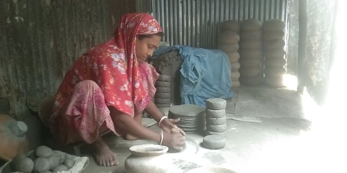 মৃৎশিল্পের গ্রাম এখন নিস্তব্ধ: কেন্দুয়ার লস্করপুরে শেষ চেষ্টায় কারিগররা..