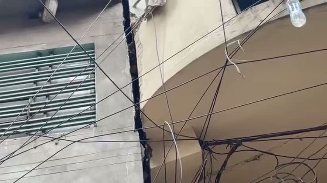 ⁣বংশালে হেলে পরেছে আরও একটি ভবন, বিশাল ফাঁটল