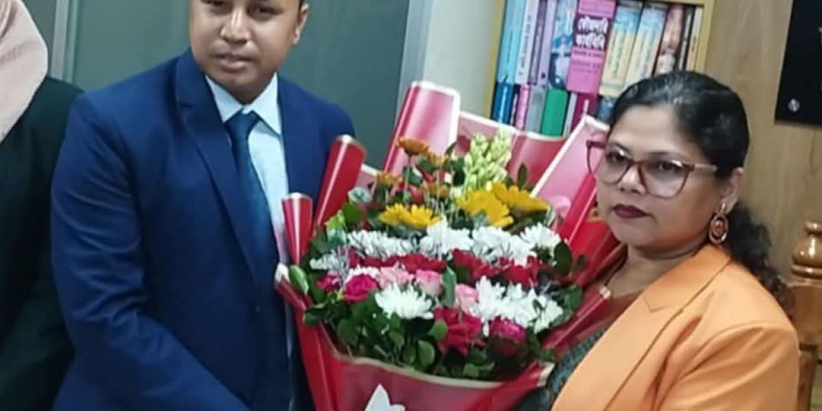 কেরানীগঞ্জে নবাগত ইউএনও ওমর ফারুককে ফুল দিয়ে স্বাগত জানালেন সাবেক ইউএনও রিনাত ফৌজিয়া..