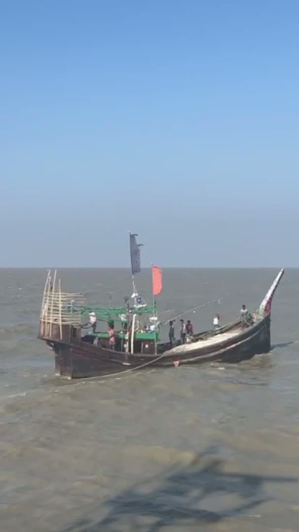 ⁣বঙ্গোপসাগরে ট্রলারসহ ১৩ জেলেকে উদ্ধার করেছে বাংলাদেশ নৌবাহিনী