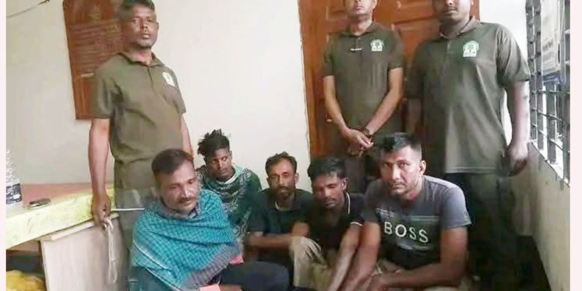 সুন্দরবনে বিষ দিয়ে মাছ শিকারের সময় আটক ৫