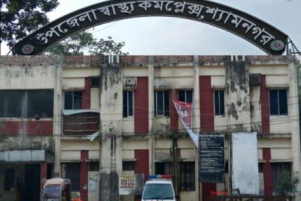 সাতক্ষীরার শ্যামনগর উপজেলায় নতুন বাড়ি নির্মাণের উপলক্ষে তৈরি পিঠায় ভুল করে কালোজিরা মনে করে দানাদার কীটনাশক মিশিয়ে দেওয়ায় একই পরিবারের ১১ জন  <br> <br> <br> <br>সদস্য অসুস্থ হয়ে হাসপা..