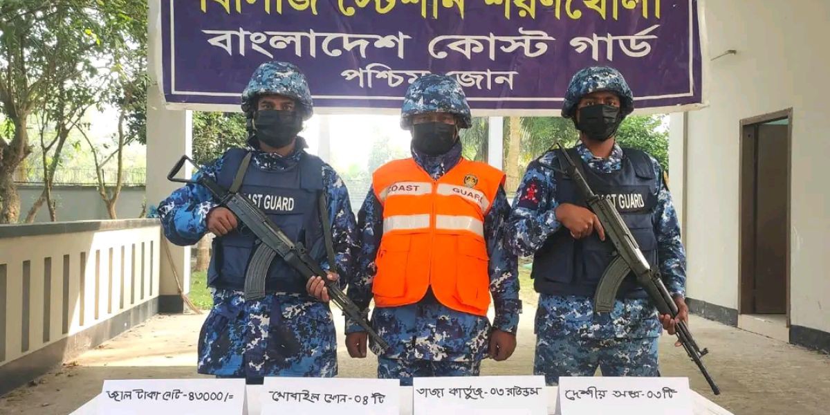 যৌথ অভিযানে দেশীয় অস্ত্র, কার্তুজসহ জাল টাকা জব্দ
