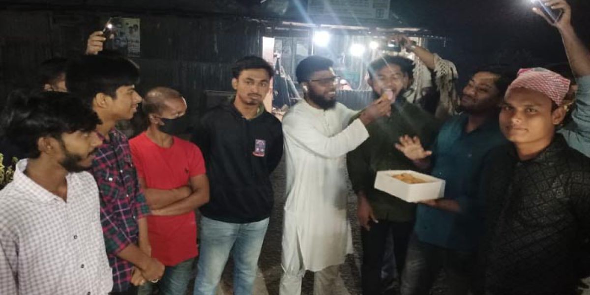 হাসিনার ফাঁসির রায়ে ঈশ্বরগঞ্জে বৈষম্যবিরোধী ছাত্র আন্দোলনের উল্লাস মিষ্টি বিতরণ..