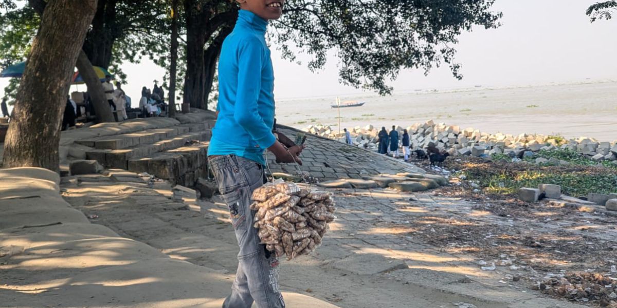 চাঁদপুর মোহনায় আশরাফ: ভিক্ষা থেকে ক্ষুদ্র ব্যবসায়ীর অনুপ্রেরণার গল্প..
