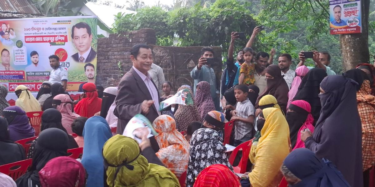 একটি ভোটদানের জন্য মানুষজন উন্মুক্ত হয়ে অপেক্ষায় আছে