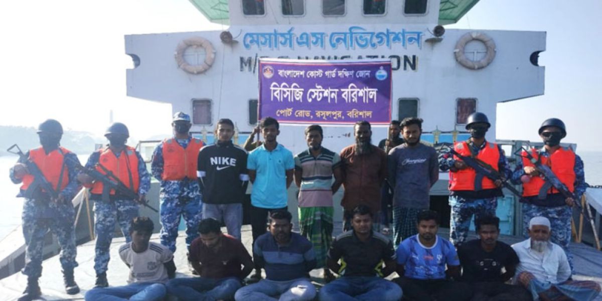 মোংলা বন্দরে বিদেশি জাহাজ থেকে চুরি করা কয়লাসহ ১২ চোরাকারবারী আটক..
