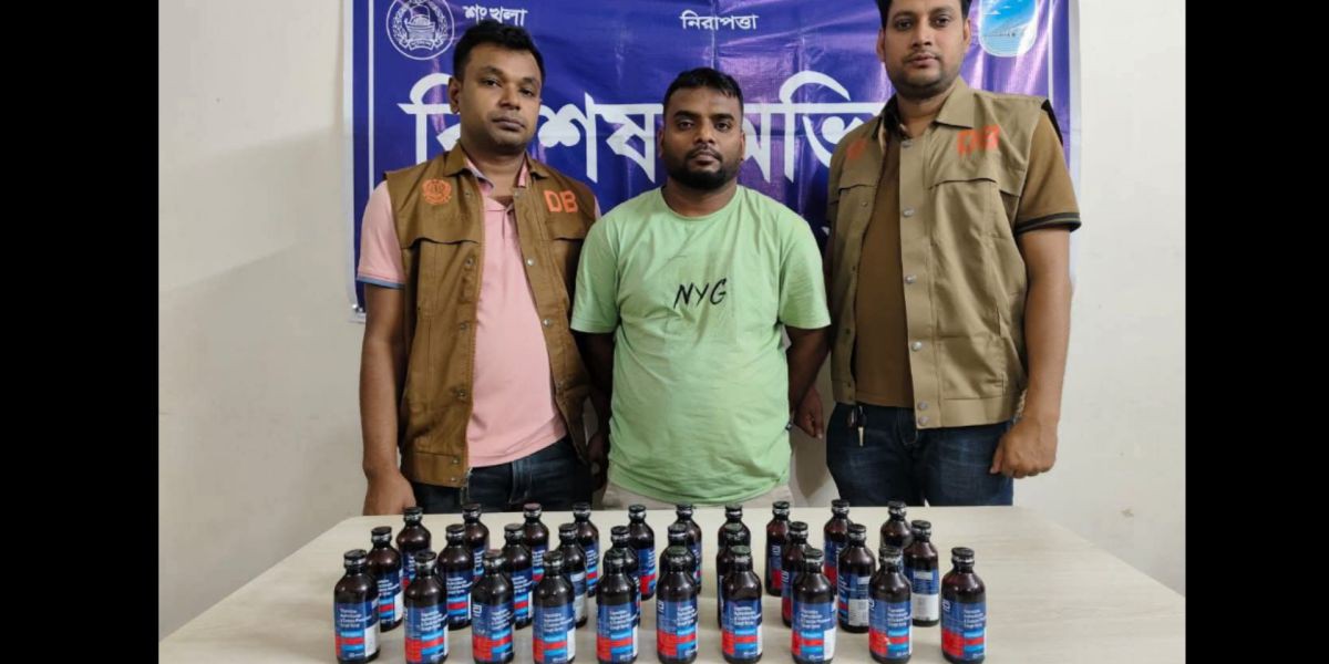 সাভারের রেডিও কলোনী হতে মাদক ব্যবসায়ী শাহাদাৎ(৩৮)কে ৩০ বোতল ফেন*সি*ডি*লসহ গ্রেফতার করে ডিবি পুলিশ সোমবার রাতে। ..
