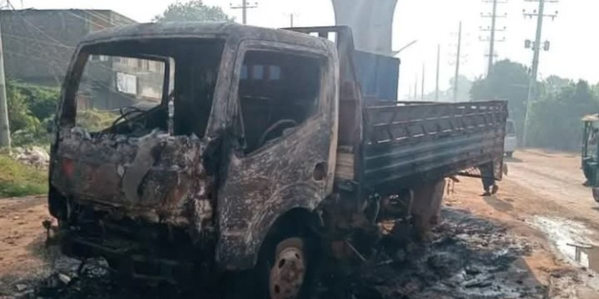 আশুলিয়ায় সড়কের পাশে পার্কিং করে রাখা একটি পিকআপে অগ্নিসংযোগ করেছে দুর্বৃত্তরা।..