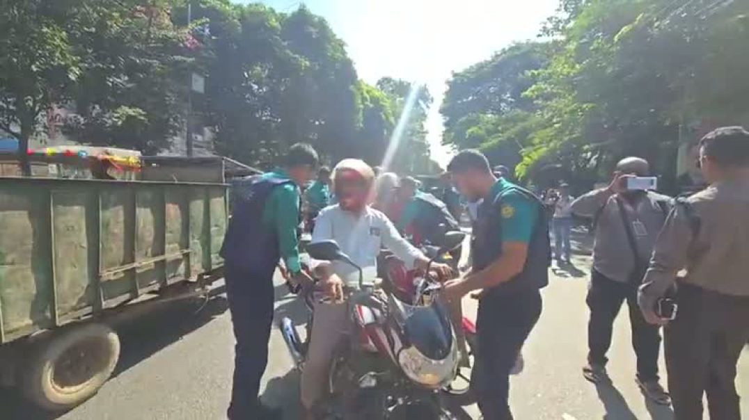⁣শেখ হাসিনার রায় ঘিরে ধানমন্ডি-৩২ এর সর্বশেষ পরিস্থিতি। সরাসরি