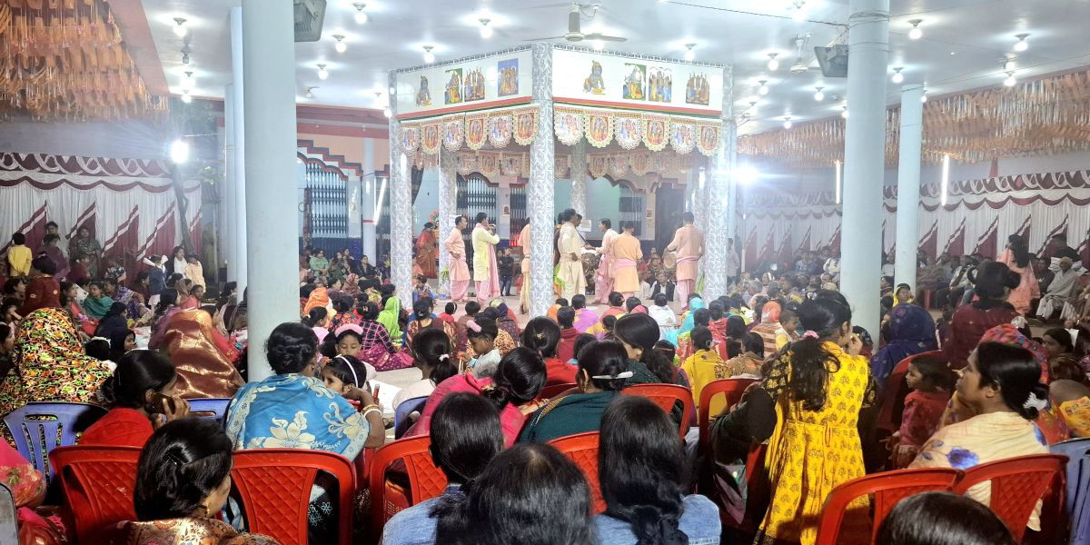 দুর্গাপুরে বিশ্ব শান্তি কল্পে ৫৬ প্রহর ব্যাপী হরিনাম মহাযজ্ঞানুষ্ঠান চলছে..