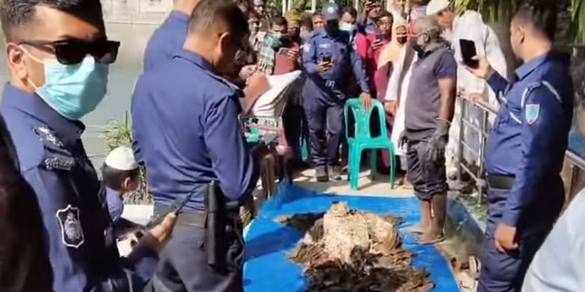 মোংলায় মৃত্যুর কারণ জানতে  কবর থেকে মরদেহ উত্তোলন