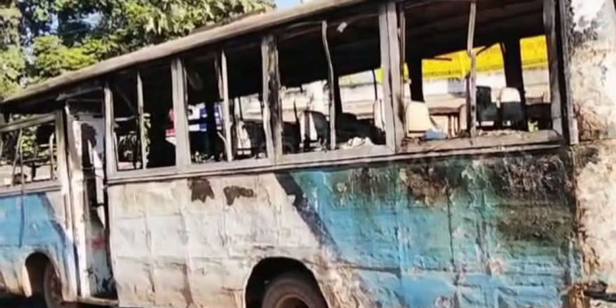 বাইপাইল-আবদুল্লাহপুর সড়কের পাশে দাঁড়িয়ে থাকা গ্রামীন পরিবহনে আগুন দিয়েছে দুর্বৃত্তরা।..