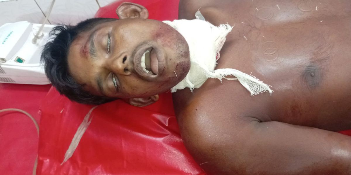 পীরগঞ্জ রেলস্টেশনে একতা এক্সপ্রেসের বগিতে হকারের হাতে সহকর্মী খুন..