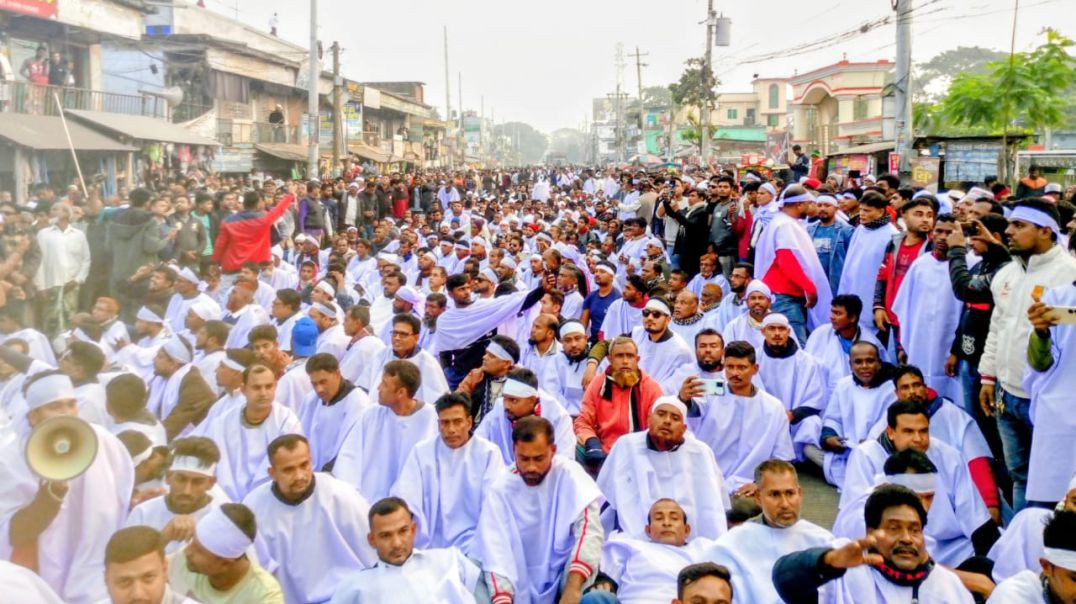 যশোর-৫ আসনে বিএনপির প্রার্থী পরিবর্তনের দাবিতে কাফনের কাপড় পরে বিক্ষোভ