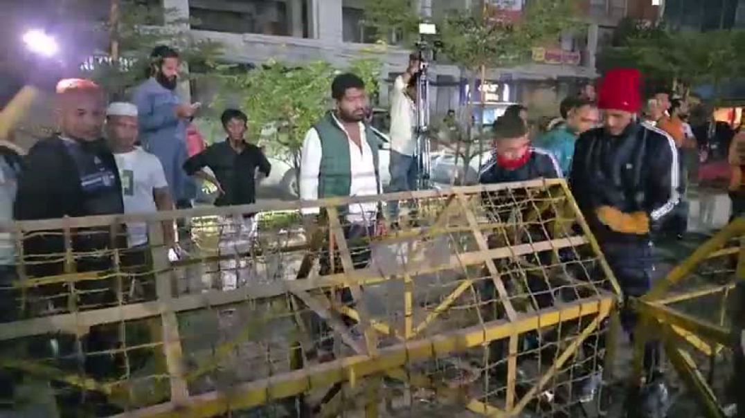 ⁣সিসিইউতে বেগম খালেদা জিয়া। নিরাপত্তা নিশ্চিত করতে এভারকেয়ারের সামনে কাঁটাতারের ব্যারিকেড। সরাসরি