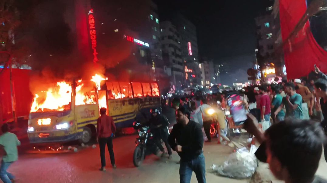 ⁣রাজধানীর বাড্ডায় ভয়াবহ অগ্নিকাণ্ড, পেট্রোল পাম্পের সামনে পুড়ল বাস