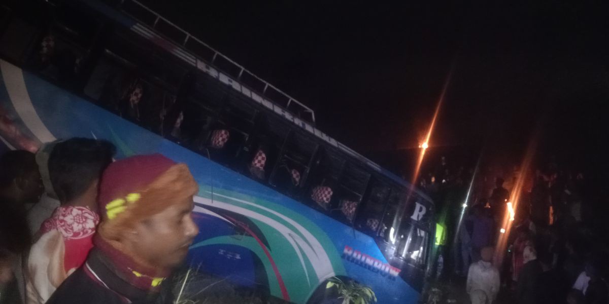 চিরিরবন্দরে বাস-আটো চার্জার ভ্যানের মুখোমুখি সংঘর্ষে নিহত-২ ,আহত-১৩।..