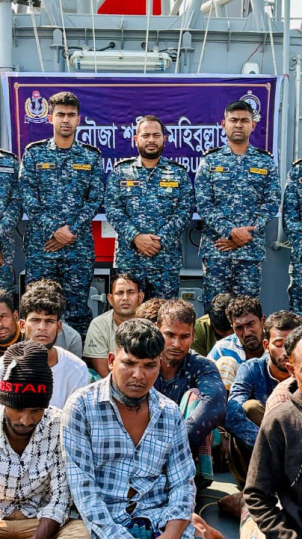 মায়ানমারে পাচারকালে সিমেন্ট বোঝাই দুটি  বোটসহ ২৩ জন  আটক