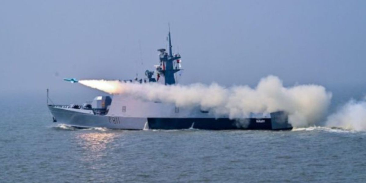 ‎নৌবাহিনীর সতর্কতা জারি ‎বঙ্গোপসাগরে ভারী গোলাবর্ষণের মহড়া..