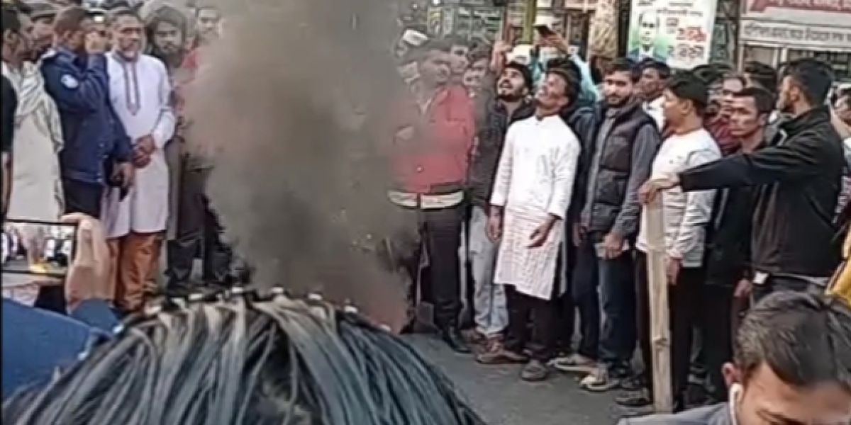 ঢাকায় ইনকিলাব মঞ্চের আহ্বায়ক গুলিবিদ্ধের প্রতিবাদে ঝালকাঠিতে মহাসড়ক অবরোধ..