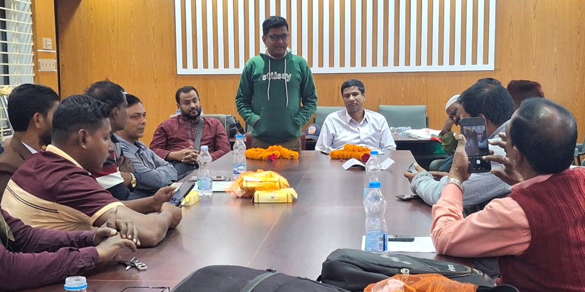 জয়পুরহাট প্রেসক্লাবের ভারপ্রাপ্ত সভাপতি মাশরেকুল আলম, সম্পাদক শহিদুল ইসলাম সবুজ..
