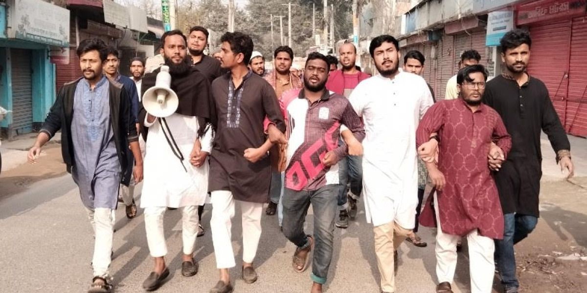 দিনাজপুরে শহীদ ওসমান হাদি হত্যার বিচারের দাবিতে দোয়া ও বিক্ষোভ মিছিল..