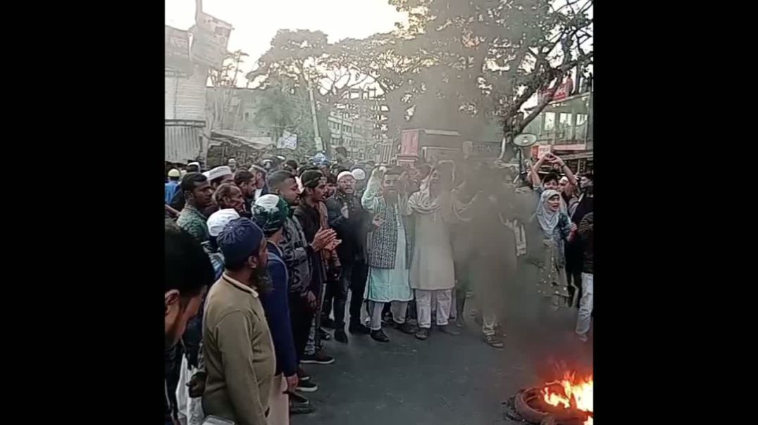 ⁣Iইনকিলাব মঞ্চের মুখপাত্র ওসমান হাদীকে গুলি করার প্রতিবাদে ঝালকাঠি- খুলনা মহাসড়ক অবরোধ