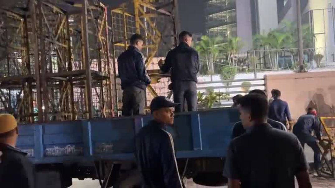 ⁣হঠাৎ করে এভারকেয়ার হাসপাতালের সামনে নিরাপত্তা বাড়ানো হয়েছে।