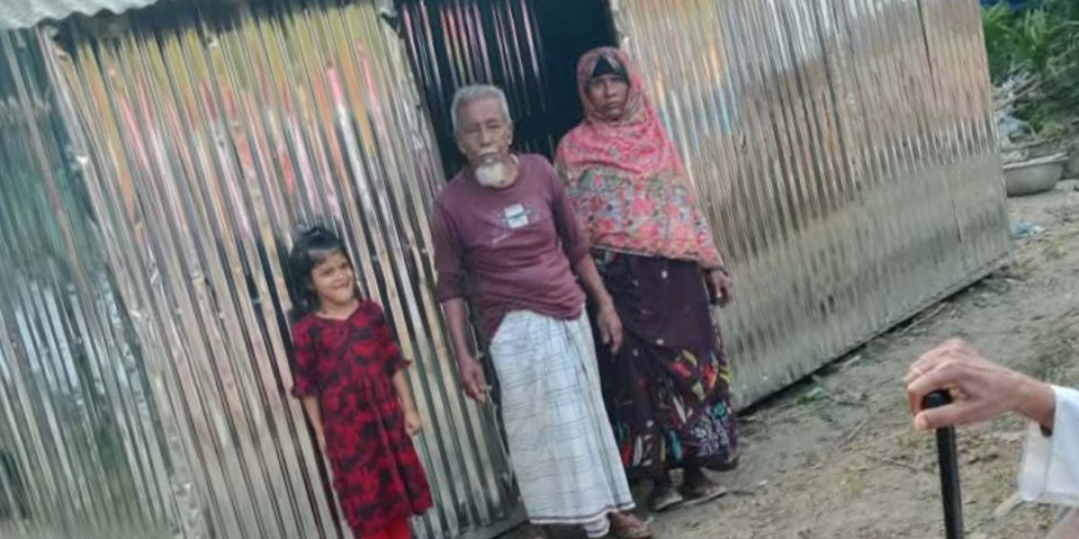 বানারীপাড়ায় মাথা গোজার ঠাঁই ফিরে পেলেন অসহায় বৃদ্ধ