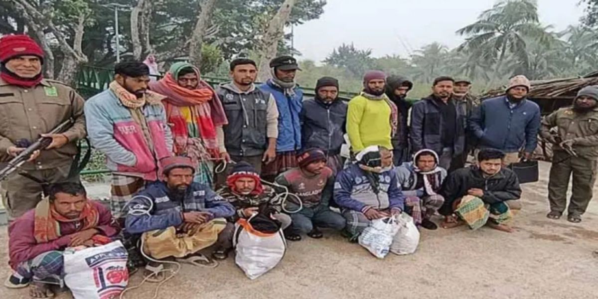 ‎সুন্দরবনের অভয়ারণ্যে মাছ ধরায় ট্রলার ও ডিঙি সহ জেলে আটক মাছ জাল জব্দ..