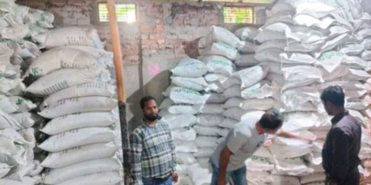 সার সিন্ডিকেটের মূল হোতা দলকে দোষারোপ করলেও মূলত ডিলারাই এর জন্যই দায়ী  নামে মাত্র কিছু ডিলার চলছে গোপনে সার বিক্রির  পায়তারা,,পয়েন্ট থাকার কথা যেখান..