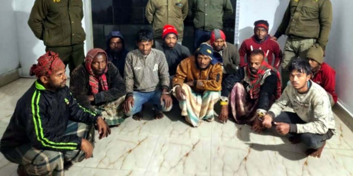 সুন্দরবনের নিষিদ্ধ খালে মাছ ধরার অপরাধে ১১ জেলে আটক