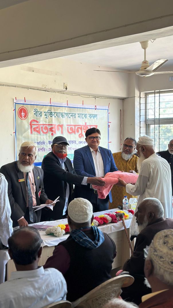 বীর মুক্তিযোদ্ধাদের পাশে দাঁড়িয়ে বরগুনা জেলা প্রশাসনের উদ্যোগে কম্বল বিতরণ করা হয়েছে।