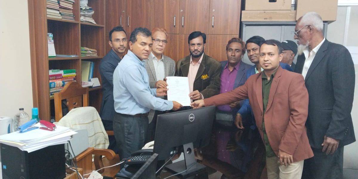 চট্টগ্রাম-৫ হাটহাজারী আসনে মনোনয়ন ফরম নিলেন জাতীয় পার্টি চেয়ারম্যান ব্যারিস্টার আনিসুল ইসলাম..
