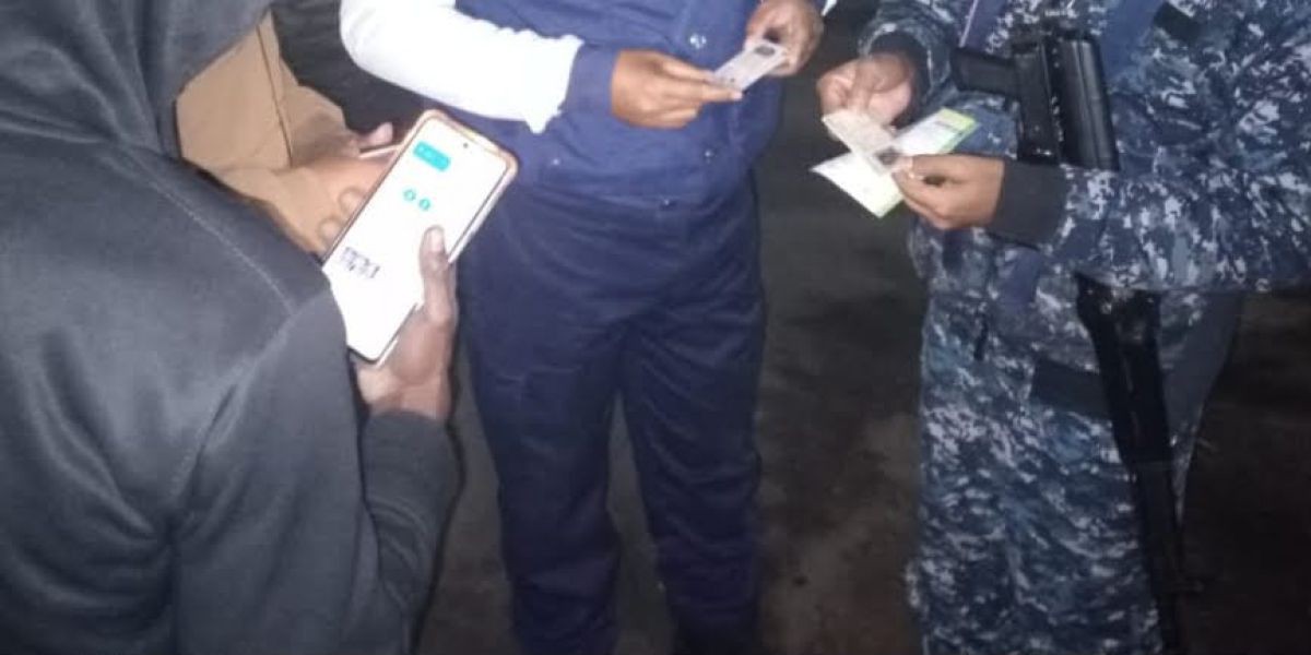 পাথরঘাটায় আইনশৃঙ্খলা পরিস্থিতি নিয়ন্ত্রণে রাখতে যৌথ বাহিনীর চেকপোস্ট পরিচালনা ..