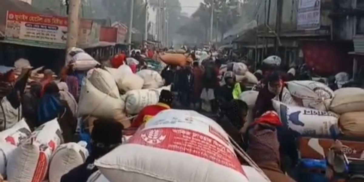 হাটের বেহাল দশায় ক্ষুব্ধ তাড়াশের কৃষক-ব্যবায়ীরা