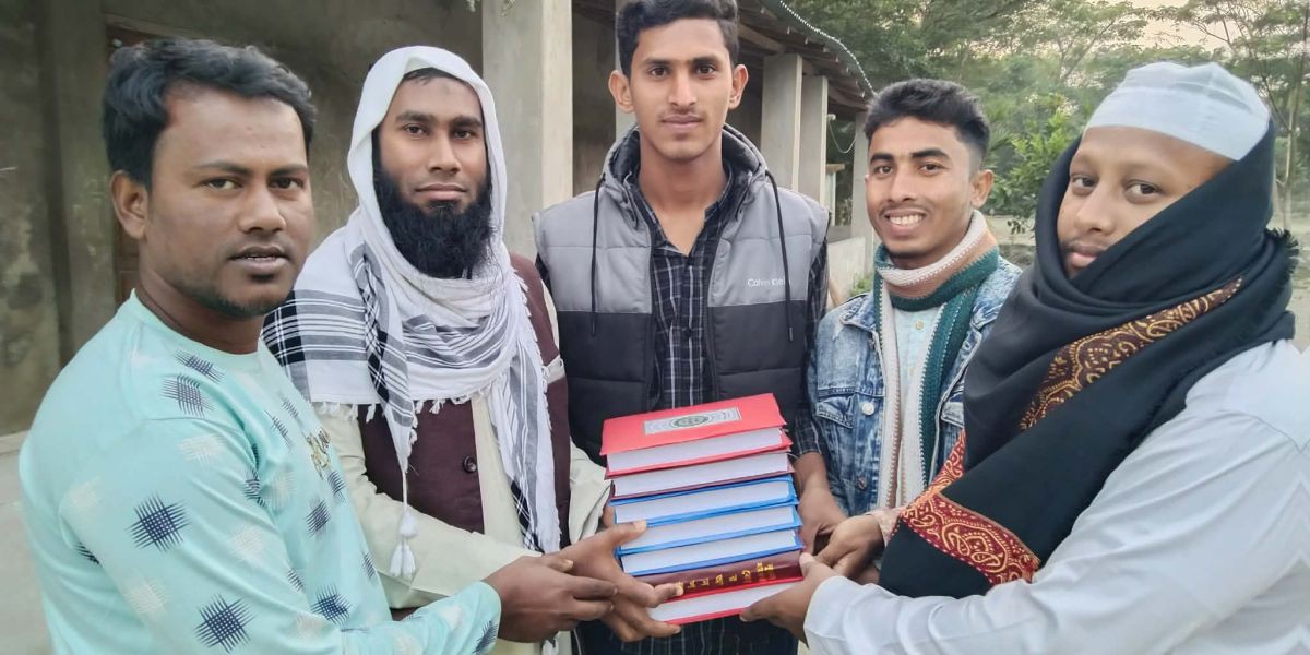 খালেদা জিয়ার রুহের মাগফিরাত কামনায় ভোলার মনপুরায় ছাত্রদলের উদ্যোগে নুরানী মাদ্রাসায় কোরআন হাদিয়া।..