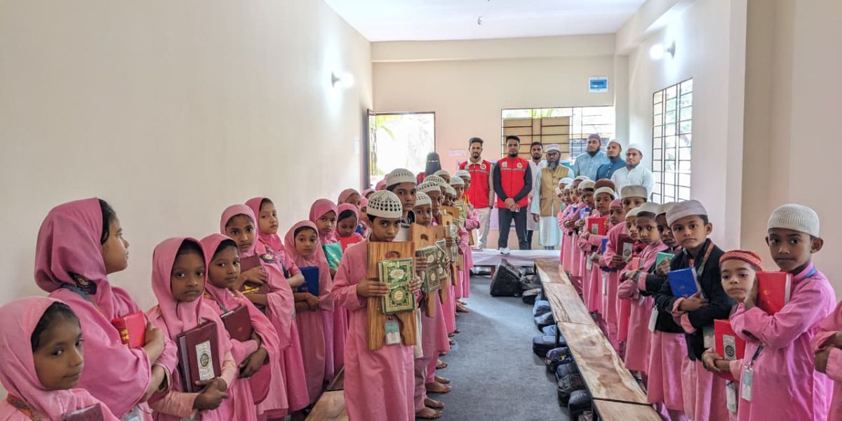 আদর্শ ছাত্র ও যুব সমাজের উদ্যোগে কোরআন শরীফ ও শিক্ষা সামগ্রী বিতরণ ..