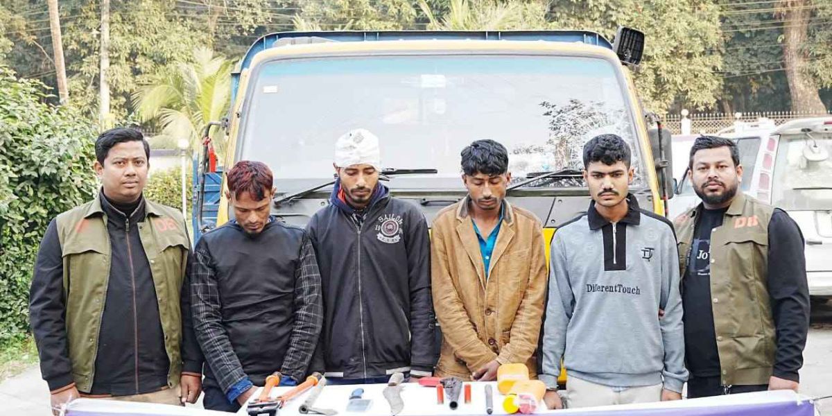 কুমিল্লায় ডিবির অভিযানে আন্তঃজেলা গরু ডাকাত চক্রের ৪ সদস্য গ্রেফতার..