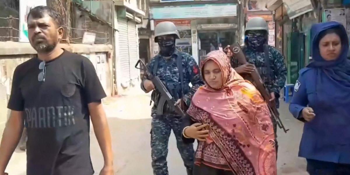 বরগুনায় যৌথ বাহিনীর অভিযানে নারী মাদক কারবারি আটক।