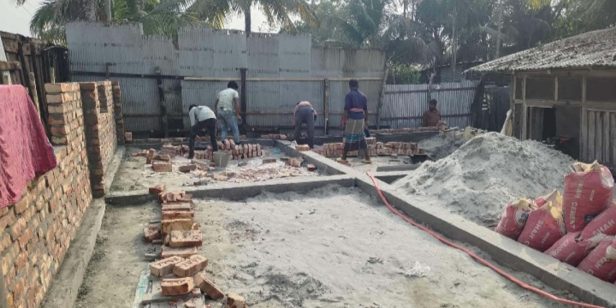 আমতলীতে  প্রশাসনের নিষেধাঙ্গা অমান্য করে ফের  পাকা স্থাপনা নির্মান। ..