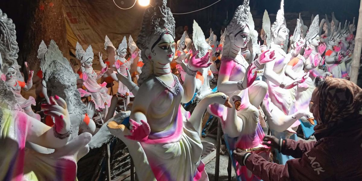 শ্যামনগরে সরস্বতি প্রতিমা তৈরী শিল্পিরা শেষ সময়ে ব্যস্ত সময় পার করছেন..