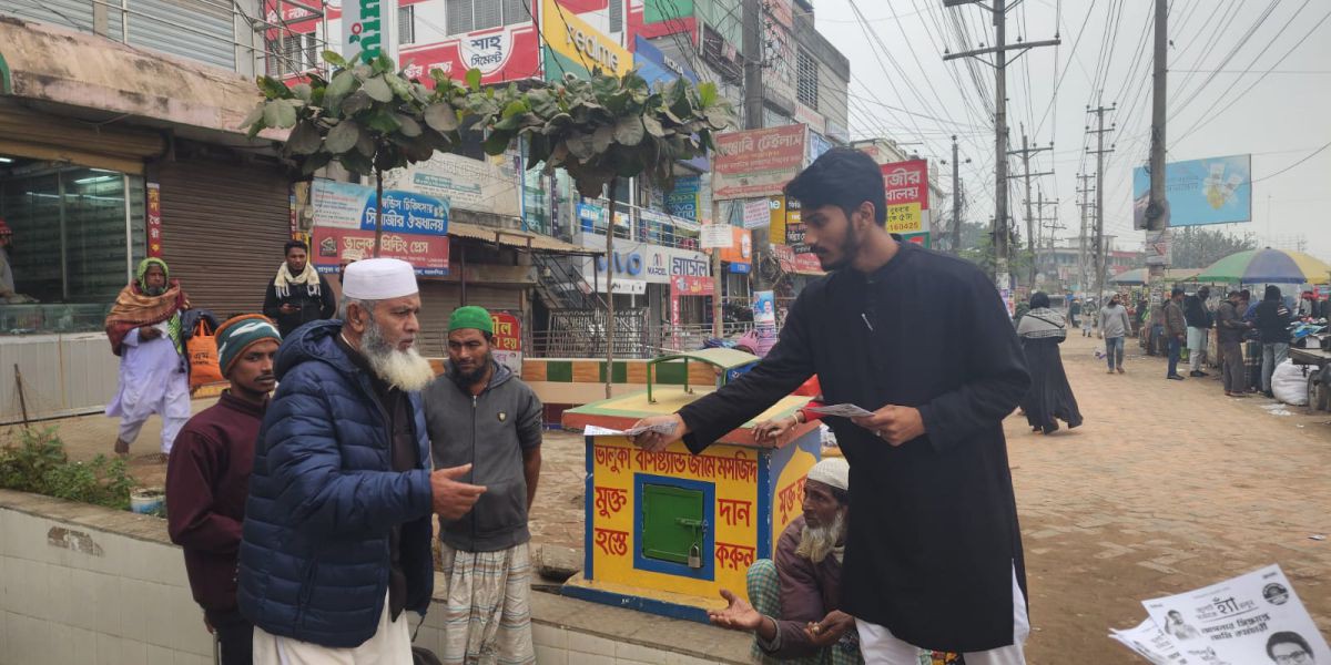ভালুকায় বাসস্ট্যান্ড মসজিদে মুসল্লিদের সঙ্গে গণভোটে ‘হ্যাঁ’ ভোটের প্রচারণা চালালেন ডা. জাহেদুল ইসলাম..