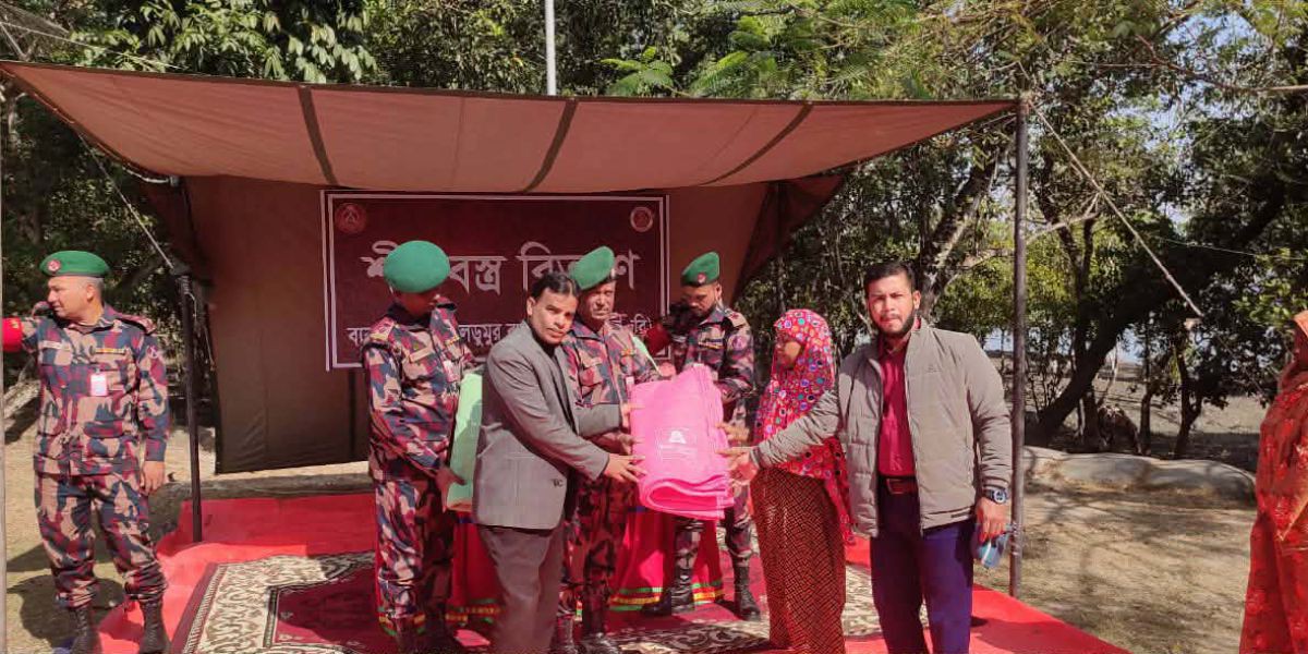 শ্যামনগরে বিজিবি ও সীমান্ত ব্যাংকের শীতবস্ত্র বিতরণ