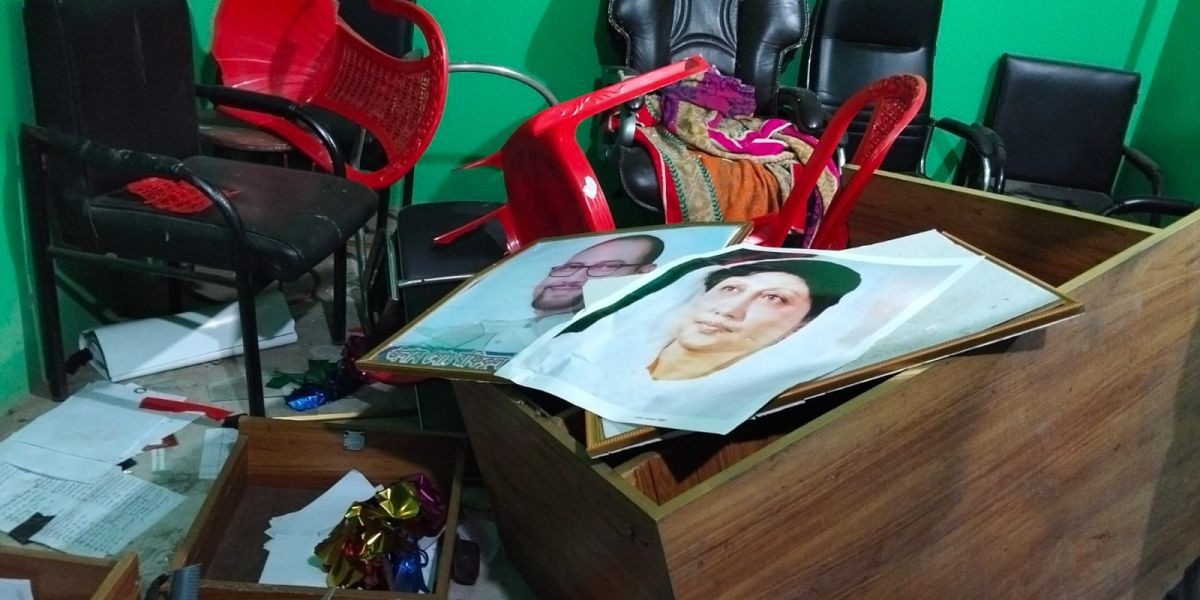 ঝালকাঠির কাঁঠালিয়ায় বিড়ি খাওয়াকে কেন্দ্র করে  বিএনপি অফিস ভাঙচুর..